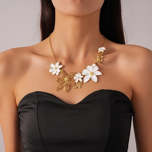 Floral Pendant Necklace Alloy Rhinestone Enamel Flower Statement Retro Palace Style Jewelry Women Elegant Clavicle Chain