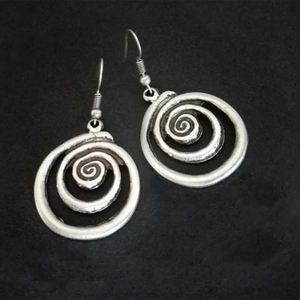 Orecchini a spirale in argento vintage con finitura antica su superficie nera