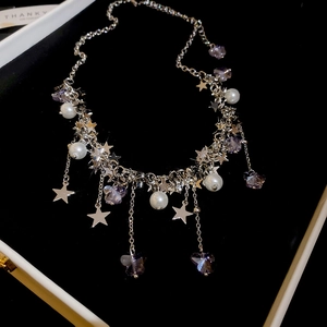 Détail du collier papillon perle avec pampilles étoiles argentées en coffret