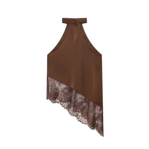 Détail du haut dos nu en satin marron avec ourlet asymétrique et broderie en dentelle