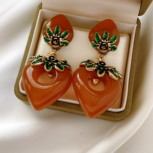 Detail von Vintage Erdbeer-Ohrringen mit Bernsteinharz und Emaille in einer Geschenkbox