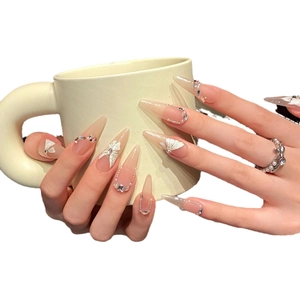 Faux ongles stiletto faits main avec papillon 3D et décorations en strass brillants