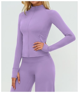 Détail de la veste de yoga violette avec col montant, fermeture éclair et passe-pouces