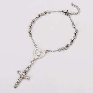 Détail du pendentif cœur avec gravure de la Vierge Marie et crucifix sur chaîne