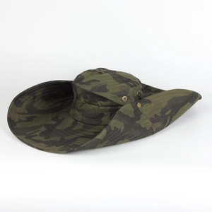 Détail d'un chapeau boonie camouflage avec boutons pression latéraux et large bord