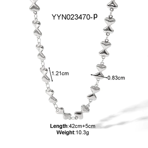 Detailed view of heart-shaped links necklace in polished and ribbed silver steel finish