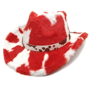 Détail d'un chapeau de cowboy à motif vache rouge et blanc avec texture en peluche