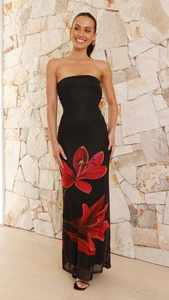 Détail d'une robe bustier longue ajustée avec imprimé de lys rouges sur fond noir