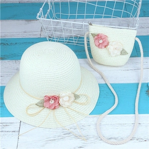 Détails d'un chapeau de paille pour enfant et sac assorti avec fleurs 3D décoratives
