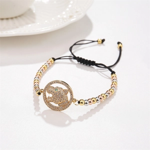 Détail d'un bracelet perlé tricolore avec tête de léopard sertie de zircons