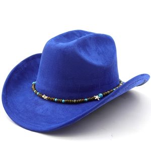 Detail eines blauen Wildleder-Cowboyhuts mit Ethno-Perlenband und weißem Seestern