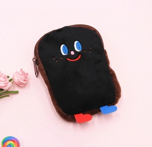 Détail du porte-monnaie toast en peluche avec visage brodé et texture très douce