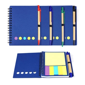 Detailansicht eines blauen Spiralnotizbuchs mit bunten Haftnotizen und vier Kugelschreibern