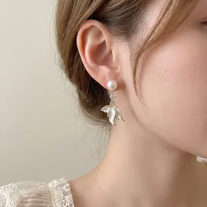 Boucles d'oreilles vintage à perles avec ailes en cristal et pétales en émail blanc