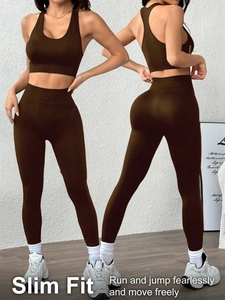 Ensemble de yoga marron foncé avec legging taille haute et soutien-gorge de sport slim