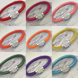 Modisches Silikonarmband Mit Strass Magnetverschluss Bunter Weichgummi Kunstlederseil Schmuck Für Damen Herren