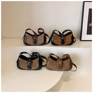 Vue détaillée de quatre sacs bandoulière en croissant avec imprimé léopard chic