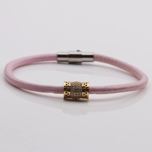 Bracciale in pelle rosa con perla in zircone dorata e chiusura magnetica su bianco