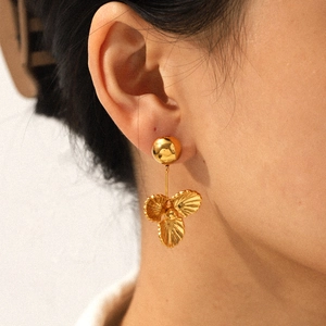 Élégantes boucles d'oreilles en acier inoxydable doré 18k avec pendentif floral