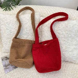 Détail macro de la texture pelucheuse des sacs seaux d'hiver marron et rouge