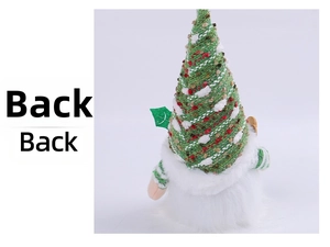 Vista posteriore di uno gnomo di Natale con cappello a maglia verde e pelliccia bianca