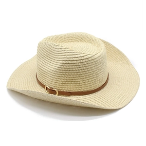 Détail du chapeau de cowboy en paille tressée beige avec bande en cuir brun et boucle