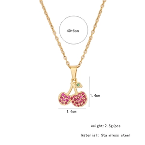 Détail du pendentif cerise rouge en acier inoxydable avec mesures et cristaux brillants