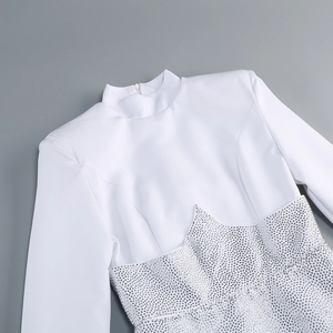 Dettaglio abito da sera bianco con strass a forma di corona e zip posteriore a scomparsa