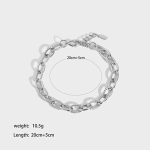Dettaglio di un bracciale in acciaio inossidabile argento con maglie ovali lisce e testurizzate