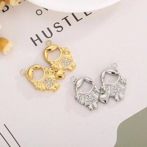 Détail de pendentifs fille or et argent avec strass sur un fond décoratif élégant