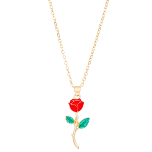 Vue macro détaillée du pendentif rose en émail rouge avec feuille d'or sur chaîne fine
