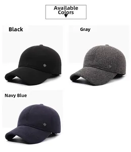 Vista dettagliata di berretti da baseball in lana nei colori nero, grigio e blu