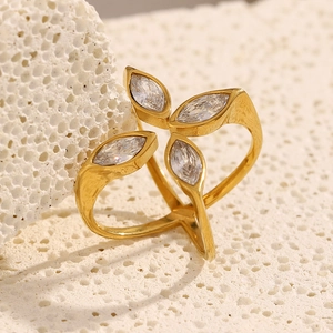 Anello serpente in acciaio placcato oro 18K con quattro zirconi marquise su roccia