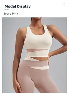 Détail de l'ensemble de sport rose vernis blanc avec taille croisée et tissu extensible