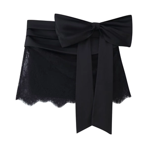 Mini-jupe élégante en satin noir et dentelle avec un grand nœud et bordure en dentelle