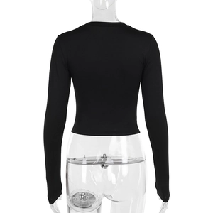 Vista posteriore del crop top nero aderente a maniche lunghe su un manichino chiaro elegante
