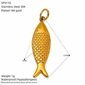 Detailed 21mm fish pendant in 18k gold plated 304 stainless steel with dimensions