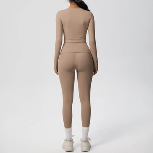 Dettaglio del set yoga con maglia a maniche lunghe e leggings a vita alta aderenti