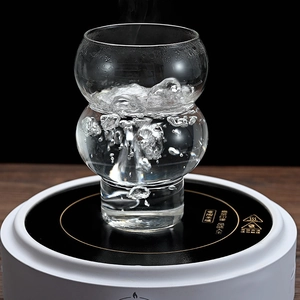 Tazza in vetro borosilicato a forma di zucca che bolle su un fornello elettrico in ceramica