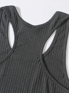 Détails de l'encolure et des bretelles d'un débardeur en maille côtelée gris foncé pour homme