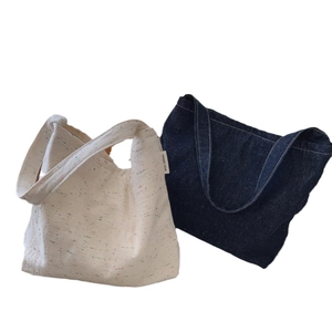 Borse a spalla minimaliste in denim e tela nei colori bianco crema e blu scuro