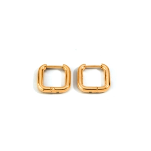 Créoles carrées tendance en acier inoxydable plaqué or 18 carats sur fond blanc immaculé