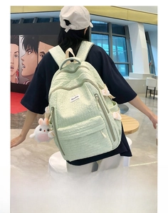 Détail de la texture gaufrée vert clair sur un sac à dos scolaire minimaliste spacieux