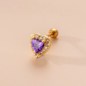 Dettaglio macro orecchino a cuore dorato con zircone viola e corona di cristalli