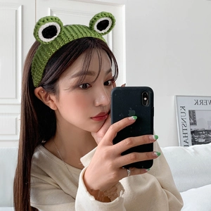 Cute green knitted frog headband with big cartoon eyes for face washing and styling