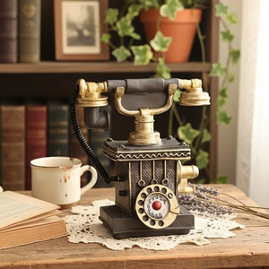Modelo de teléfono retro de resina con dial giratorio sobre un mantel de encaje