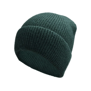 Dettaglio del berretto in maglia a coste verde scuro con trama in lana e risvolto