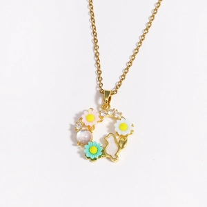 Détail du collier couronne florale dorée avec petit lapin blanc et fleurs colorées