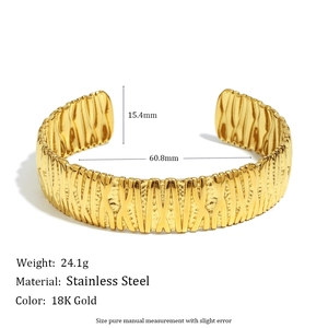 Bracelet jonc large en acier inoxydable doré 18K avec texture de vagues irrégulières