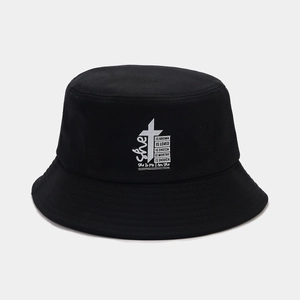 Détail de l'impression de lettres blanches sur le tissu du chapeau bob en coton noir